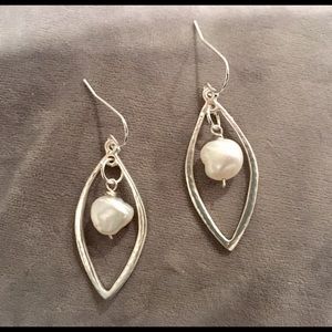 Freshwater pearl earrings with silver accent